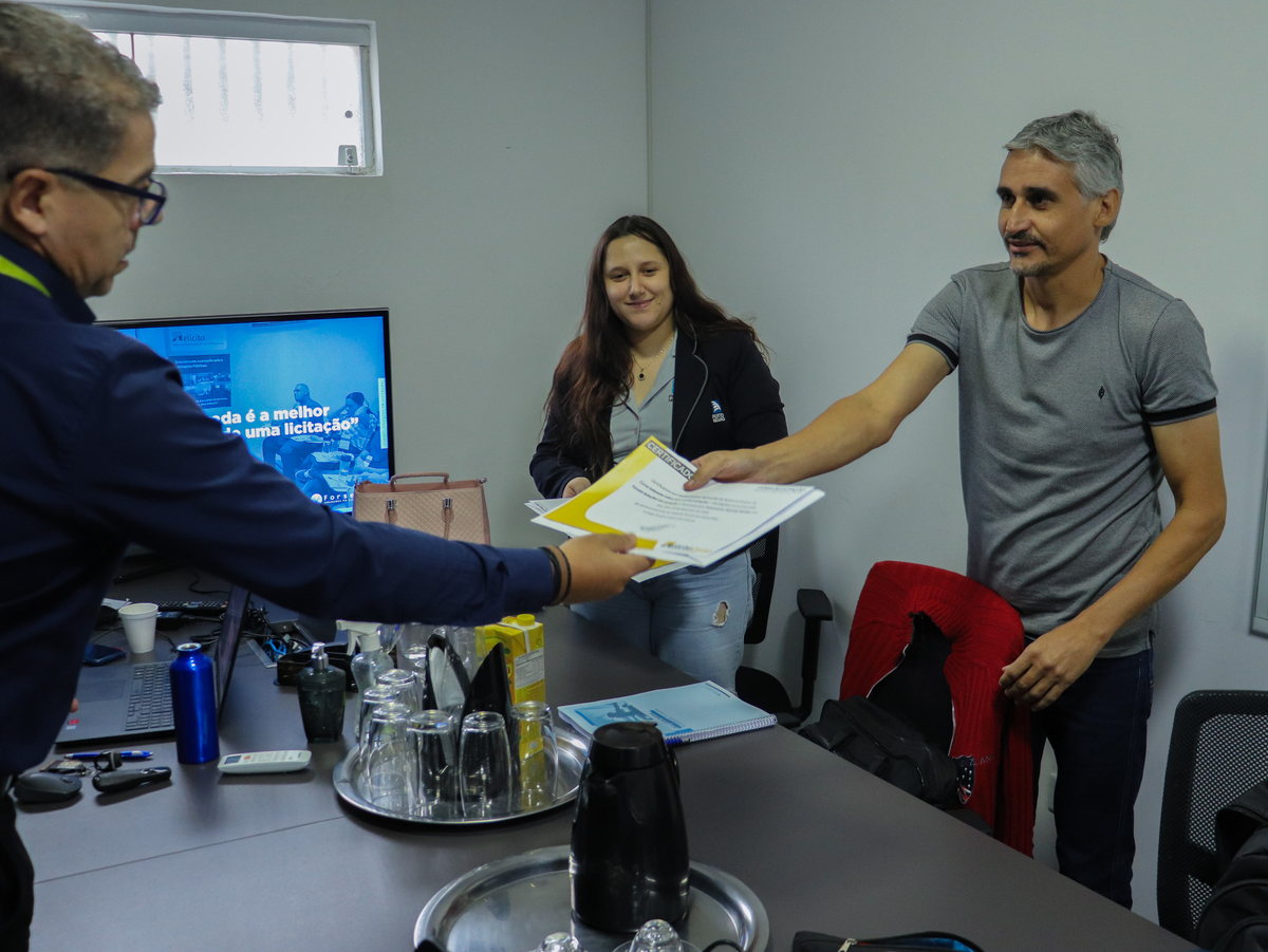 Entrega de certificado em treinamento da Forseti