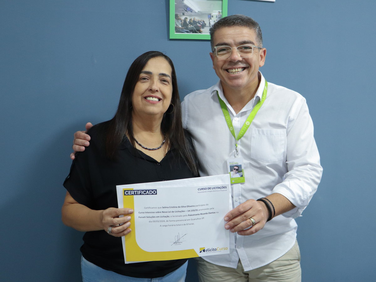 Participante certificada ao lado de Ricardo Dantas